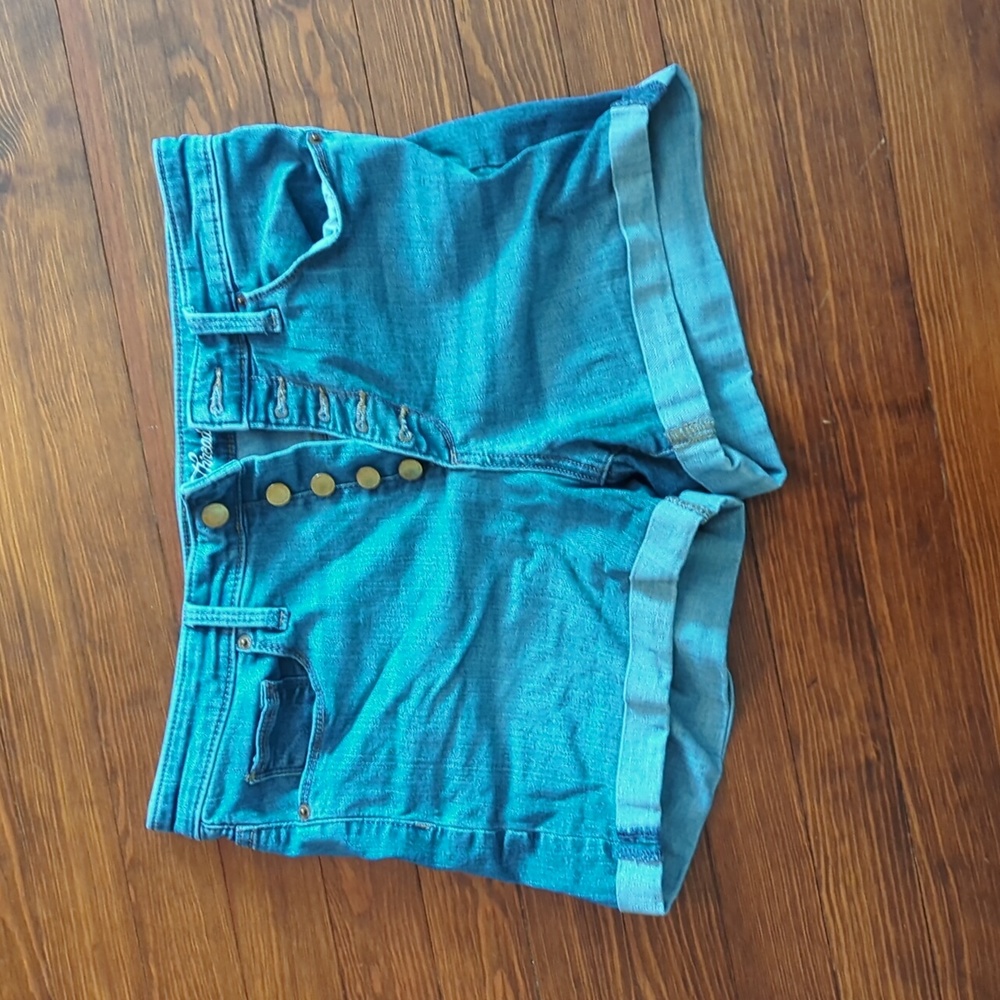 Universal thread button. Fly shorts